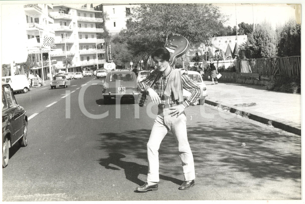 Fotografia d epoca originale 1965 ca NAPOLI Massimo RANIERI posa in strada con la sua chitarra  Foto 20x30 1