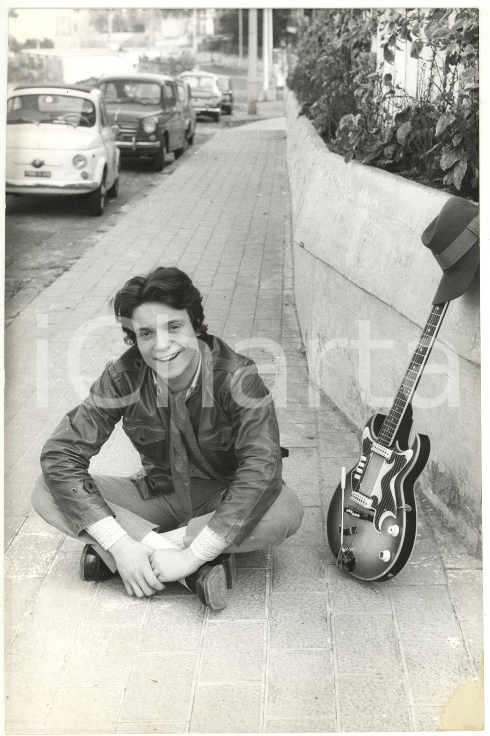 Fotografia d epoca originale 1965 ca NAPOLI Ritratto di Massimo RANIERI con chitarra elettrica Foto 20x30 cm 1