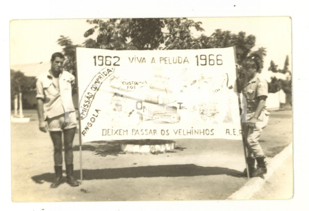 Fotografia d epoca originale 1966 ANGOLA Militari portoghesi con striscione goliardico celebrativo Foto 1