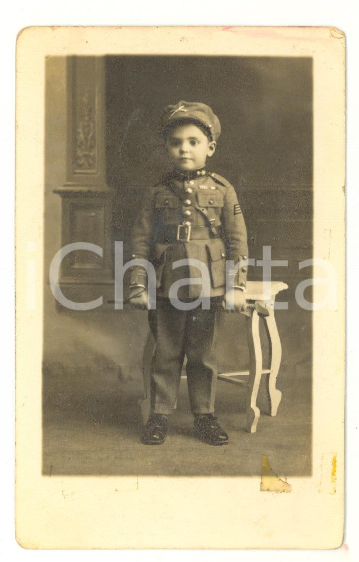 Fotografia d epoca originale 1920 ca LISBONA Bambino in divisa militare Photographia Libertade Cartolina FP 1