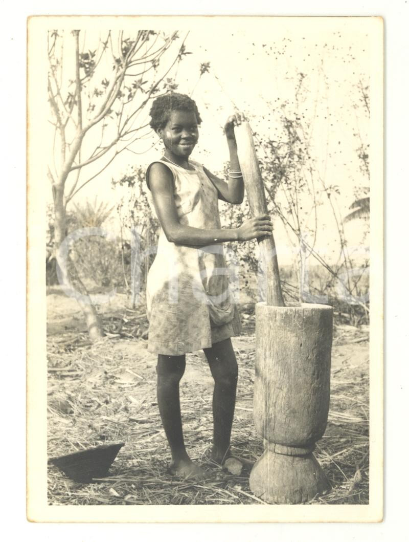 Fotografia d epoca originale 1970 MOZAMBICO Giovane donna al mortaio  Fotografia VINTAGE 9x12 cm 1