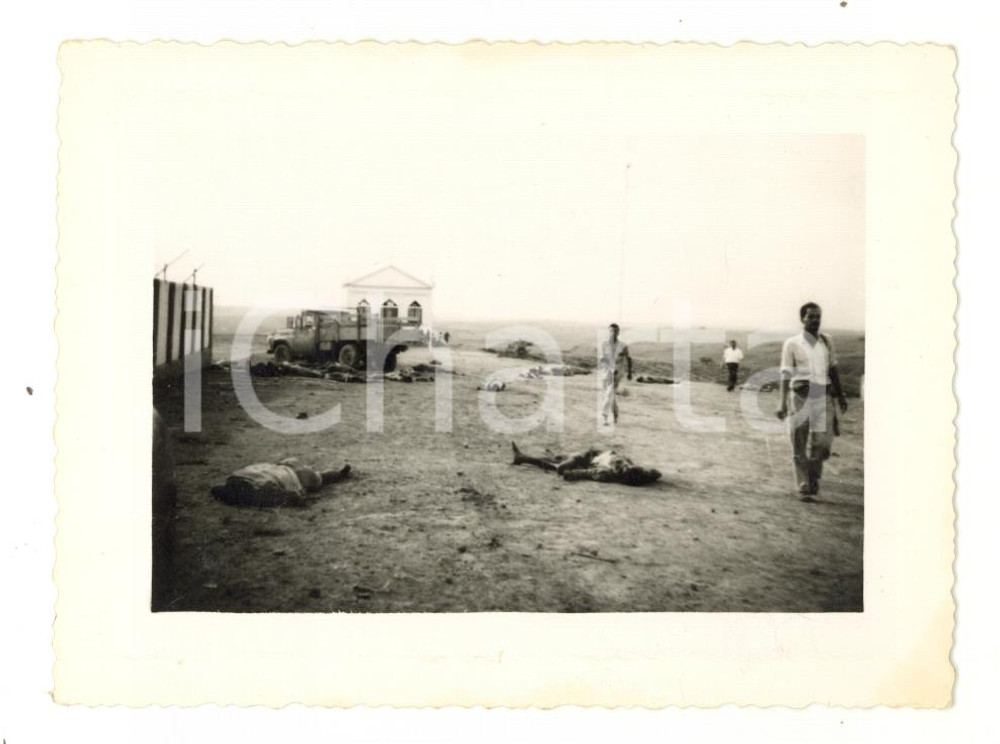 Fotografia d epoca originale 1960 ca ANGOLA Attentato nei pressi di una chiesa  Miliziani Foto RARA 11x8 cm 1
