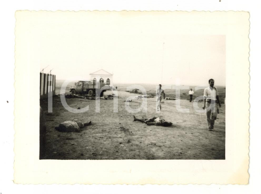 Fotografia d epoca originale 1960 ca ANGOLA Attentato nei pressi di una chiesa  Miliziani Foto RARA 11x8 cm 1