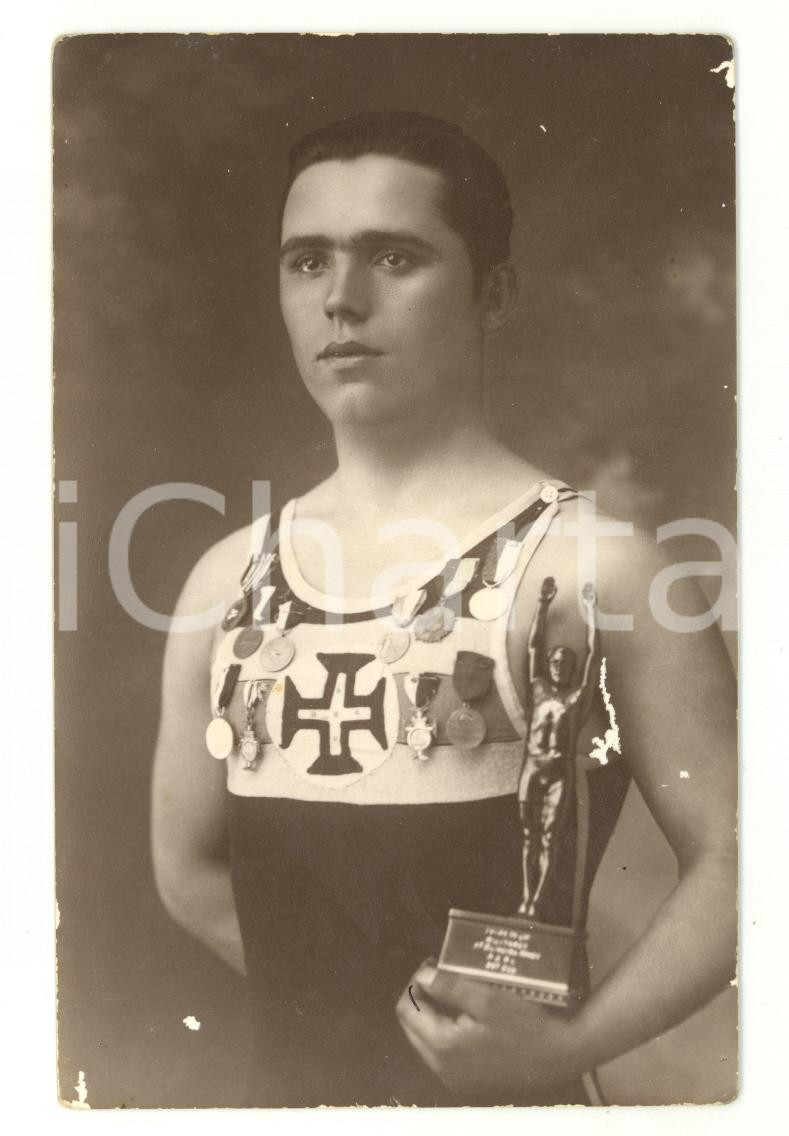 Fotografia d epoca originale 1930 ca LISBOA PORTUGAL SWIMMING Giovane campione con il premio  Foto SOBRAL 1