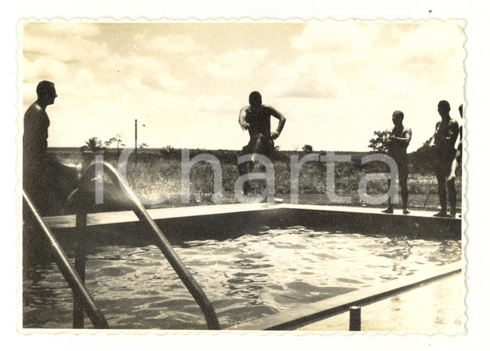 Fotografia d epoca originale 1965 CUIMBA Angola Soldati portoghesi in piscina  REAL PHOTO cm 12x8,5 1