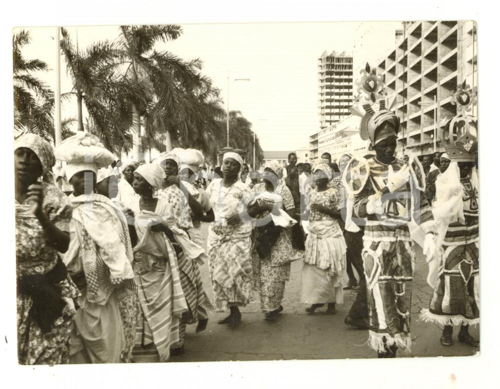 Fotografia d epoca originale 1969 ANGOLA Sfilata gruppo CARNEVALE UniÃ£o Mundo da Ilha Foto VINTAGE 12x8 1