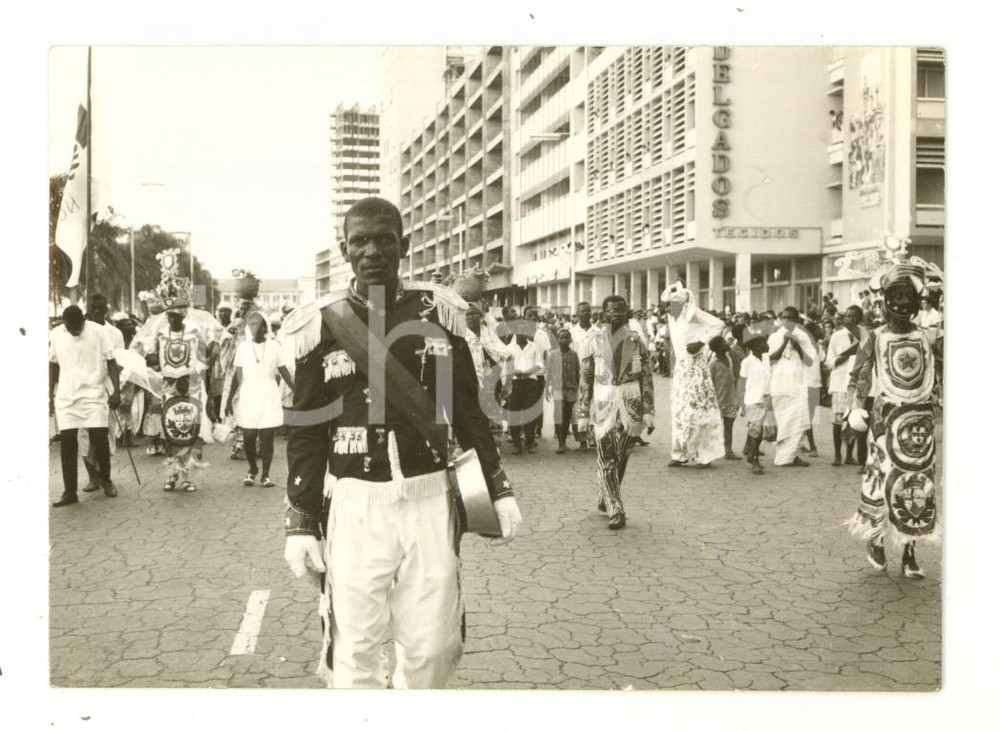 Fotografia d epoca originale 1969 ANGOLA Corteo gruppo CARNEVALE UniÃ£o Mundo da Ilha  Foto VINTAGE 12x8 1