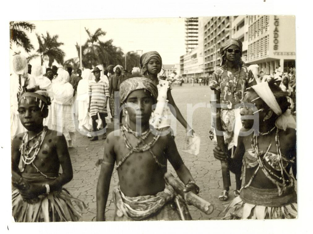 Fotografia d epoca originale 1969 CARNEVALE ANGOLA Sfilata gruppo UniÃ£o Mundo da Ilha  Foto 12x8 cm 1