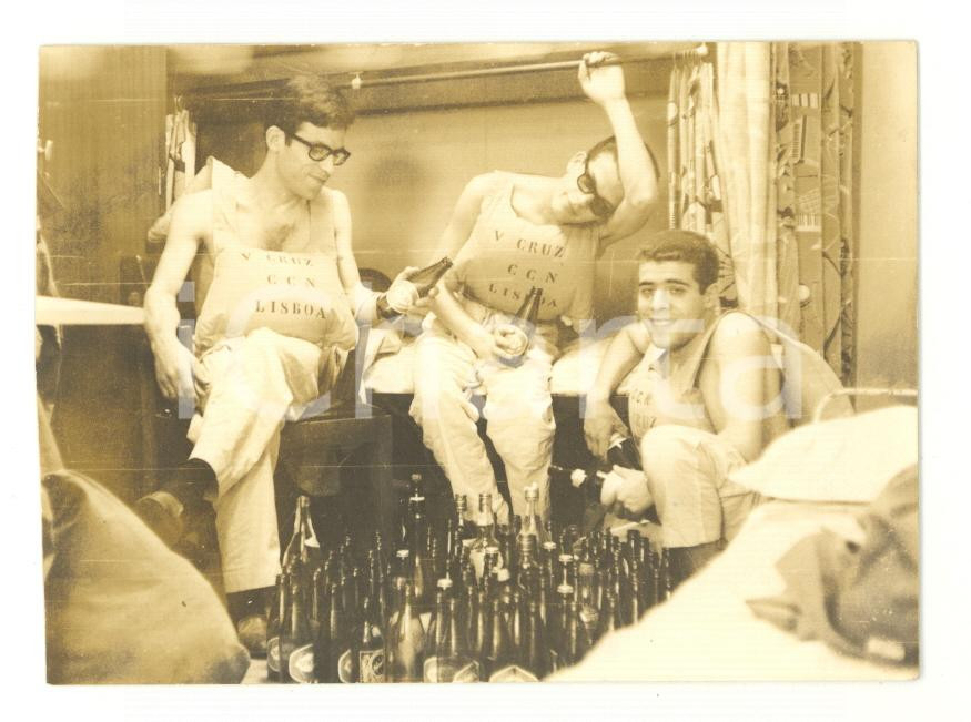 Fotografia d epoca originale 1967 LIBSOA CCN Viaggiatori ubriachi tra le birre sul VERA CRUZ  Foto CURIOSA 1