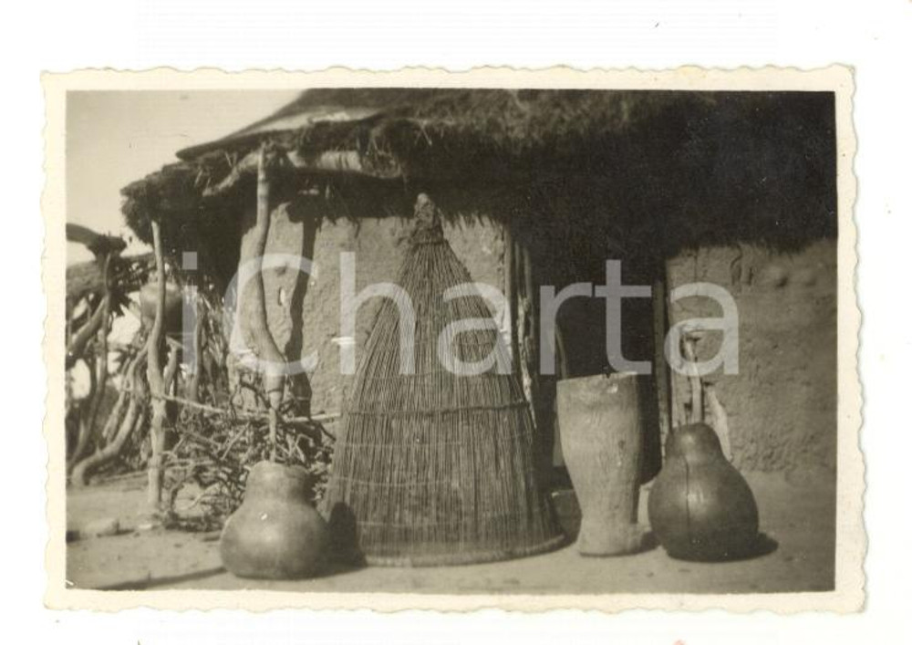 Fotografia d epoca originale 1950 ca ANGOLA Arredi nella capanna di un villaggio tradizionale  Foto 8x6 1