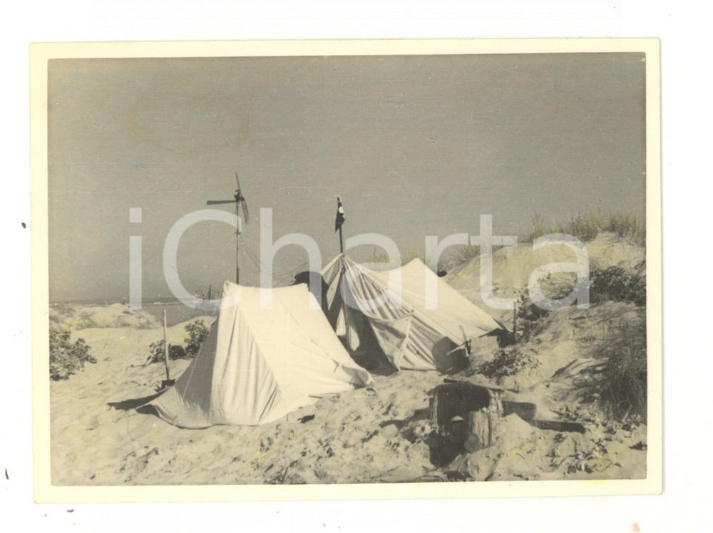Fotografia d epoca originale 1960 ca ANGOLA Campeggio in spiaggia con bandiera dei pirati Foto CURIOSA 1