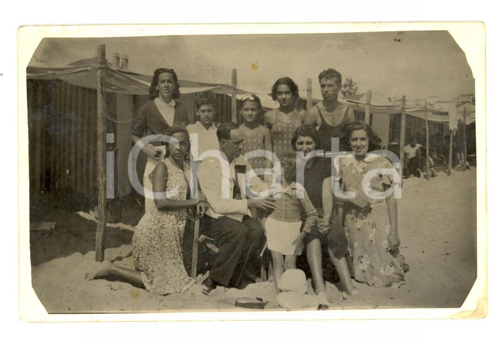 Fotografia d epoca originale 1940 ca PORTUGAL Ritratto di famiglia in spiaggia Foto cartolina VINTAGE 1