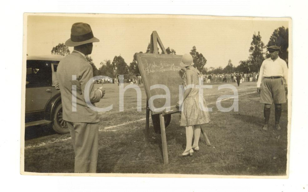 Fotografia d epoca originale 1930 ca GERMANY SPORT Assistente alla lavagna durante un evento Foto 11x7 cm 1