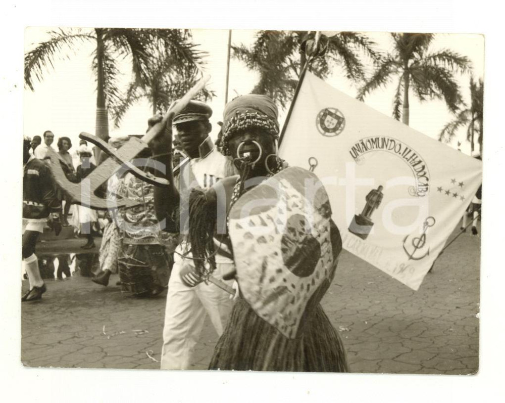 Fotografia d epoca originale 1969 ANGOLA Sfilata gruppo CARNEVALE UniÃ£o Mundo da Ilha  Foto VINTAGE 12x8 1