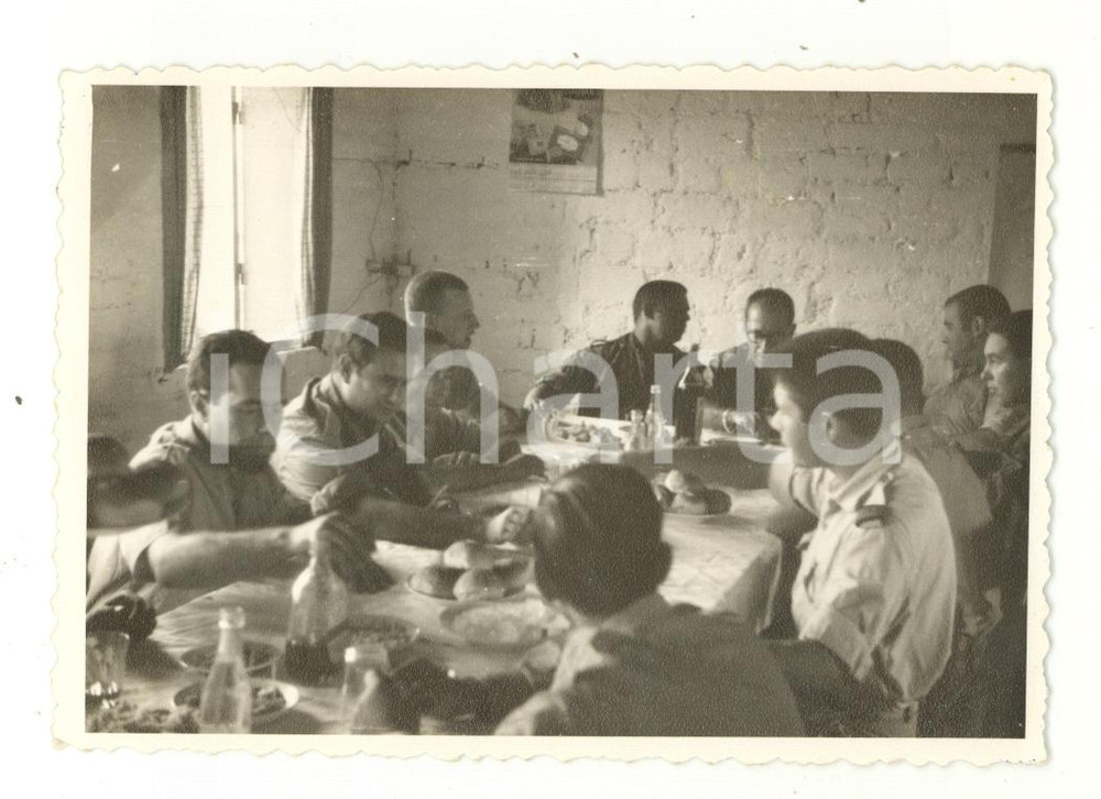 1965 PORTOGALLO Militari durante il pranzo di Pasqua - Fotografia 12x8 cm