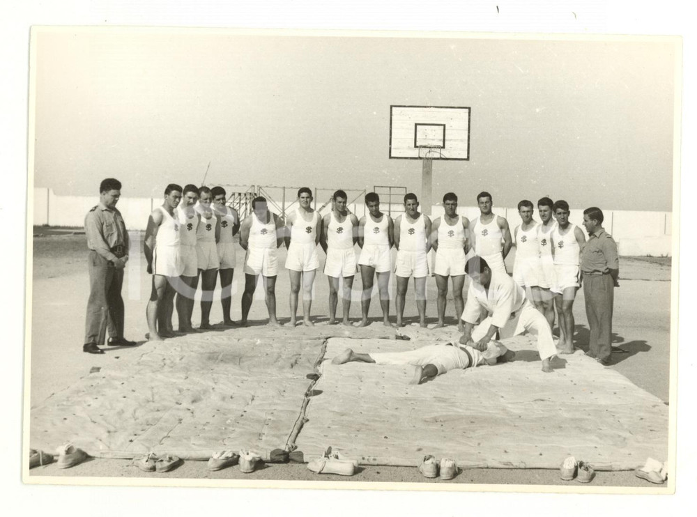 Fotografia d epoca originale 1960 ca PORTUGAL JUDO Militari in allenamento all aperto Foto VINTAGE 18x13 cm 1