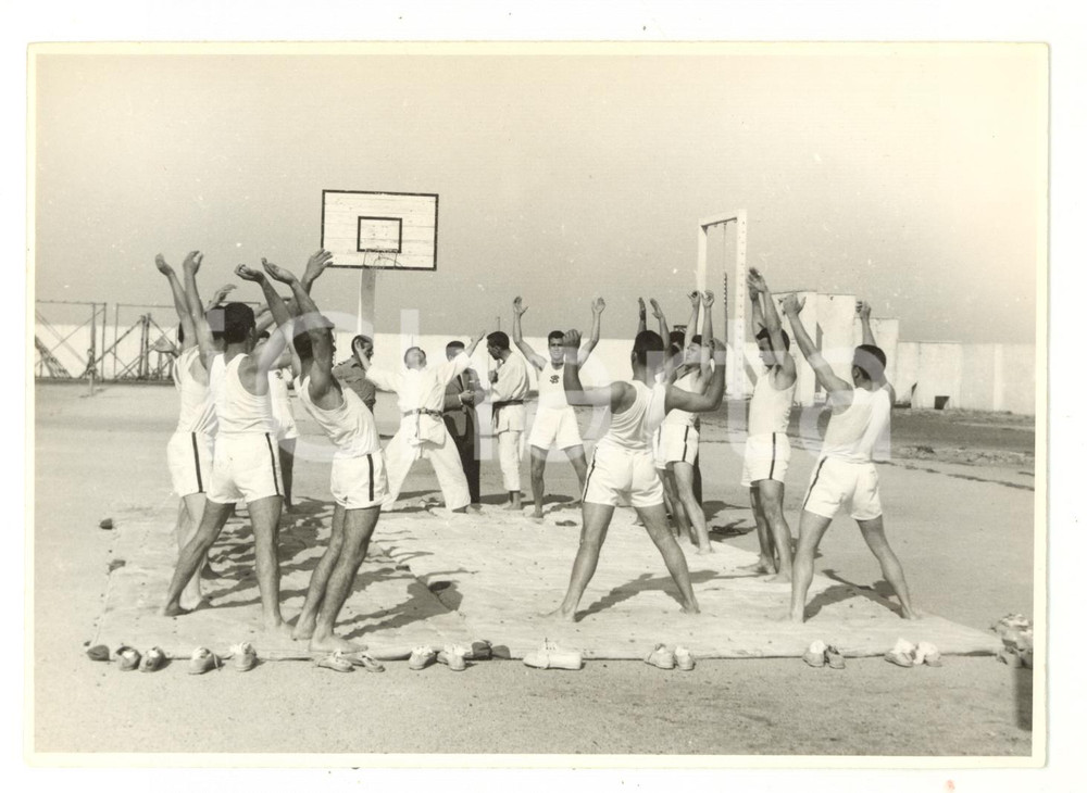 Fotografia d epoca originale 1960 ca PORTUGAL JUDO Militari durante il riscaldamento Foto VINTAGE 18x13 cm 1