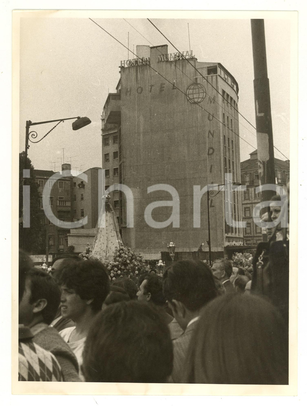 Fotografia d epoca originale 1970 ca LISBOA PraÃ§a Martim Moniz  Hotel MUNDIAL  Processione religiosa Foto 1
