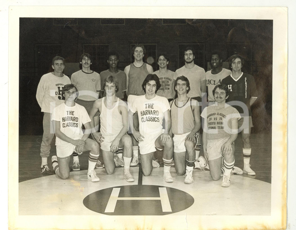 Fotografia d epoca originale 1970 ca s. l. BASKETBALL HARVARD University  Informal team picture  18x13 cm 1