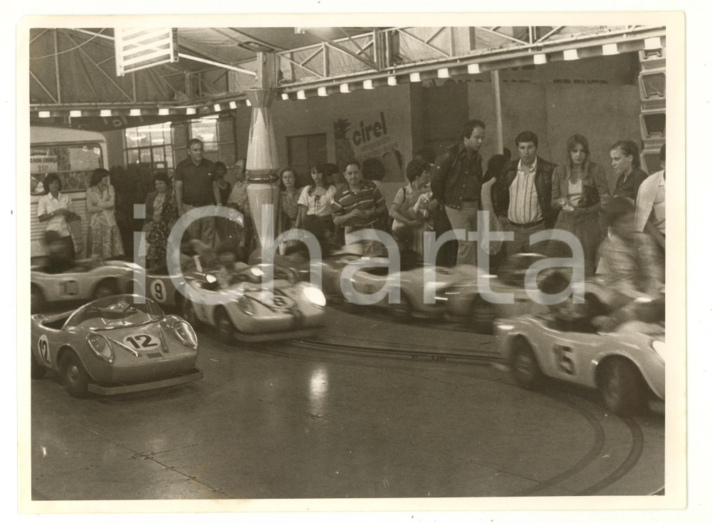Fotografia d epoca originale 1970 ca LISBONA PORTUGAL Gara per bambini con mini automobili  Foto VINTAGE 1