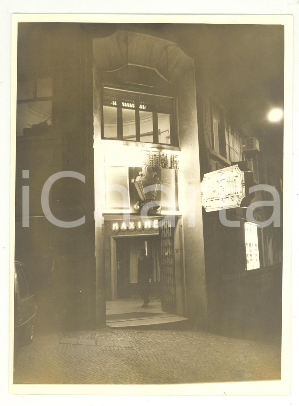 Fotografia d epoca originale 1970 ca LISBONA PORTUGAL Ingresso del CABARET MAXIME  Foto VINTAGE 18x24 1