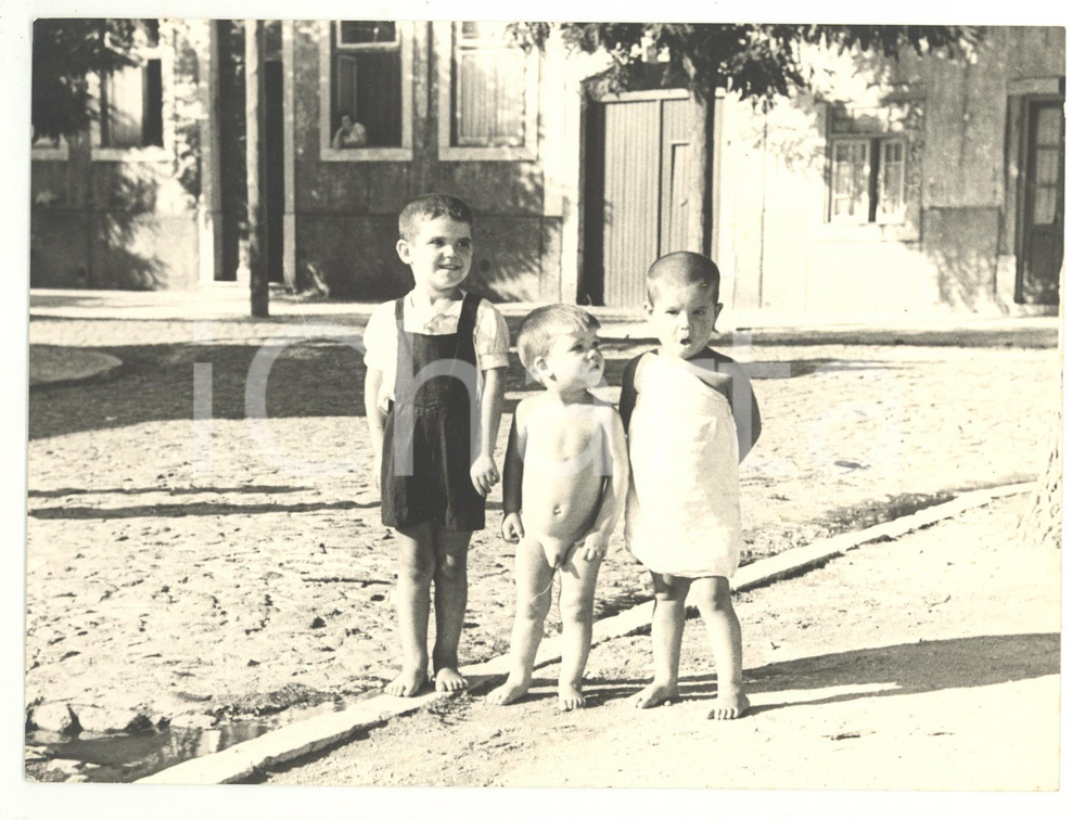 Fotografia d epoca originale 1970 ca LISBONA PORTUGAL Bambini scalzi in una strada del centro Foto VINTAGE 1