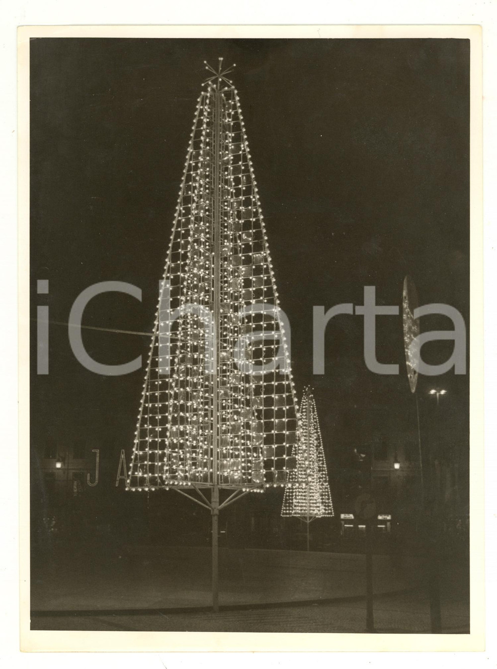Fotografia d epoca originale 1970 ca LISBOA VINTAGE  Alberi di Natale in piazza  Fotografia ARTISTICA 18x24 1