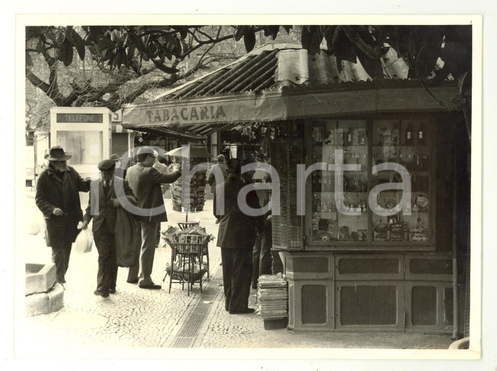Fotografia d epoca originale 1970 ca LISBOA VINTAGE  Un chiosco di giornali e souvenir Foto ARTISTICA 24x18 1