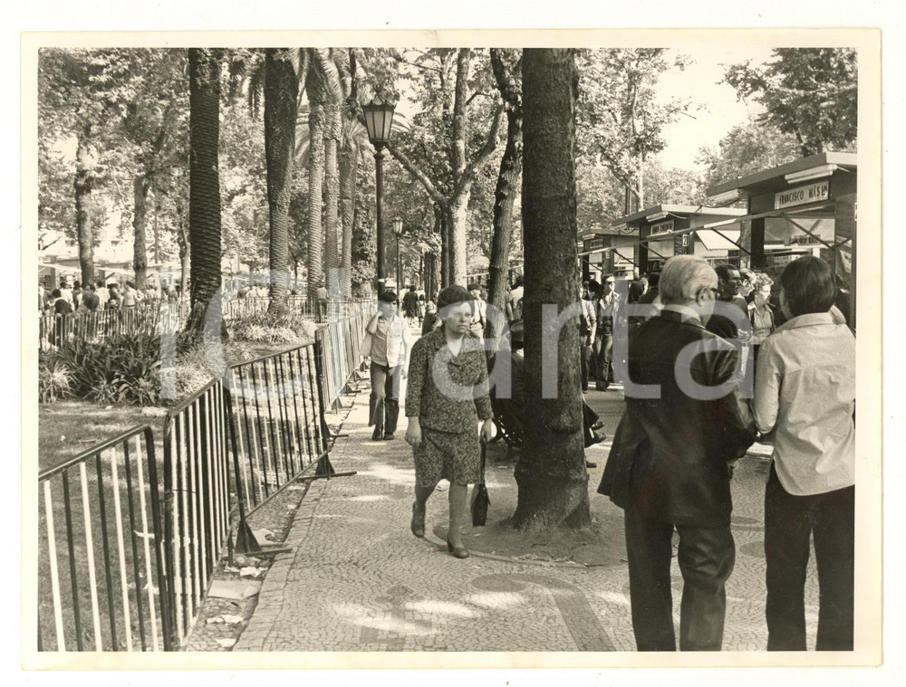 Fotografia d epoca originale 1970 ca LISBONA VINTAGE Un affollato mercatino antiquario Foto ARTISTICA 24x18 1