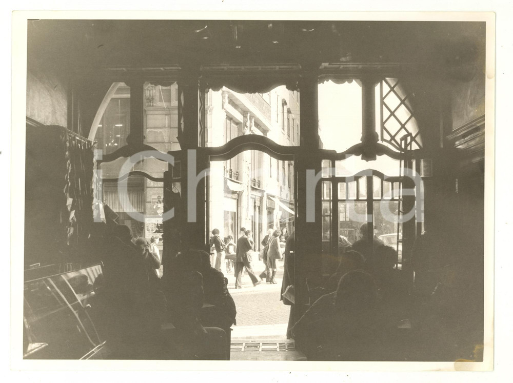 Fotografia d epoca originale 1970 ca LISBOA VINTAGE  Una strada del centro  Foto ARTISTICA 24x18 cm 1