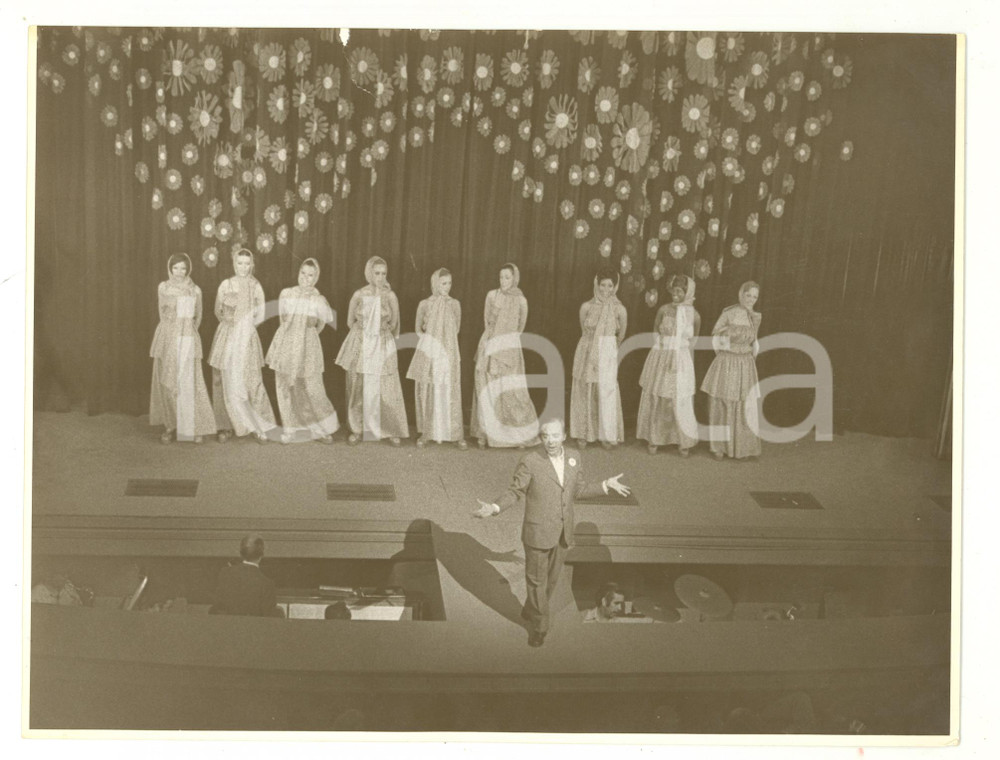 Fotografia d epoca originale 1950 ca LISBONA PORTUGAL Festival musicale  Cantante e coriste  Foto VINTAGE 1