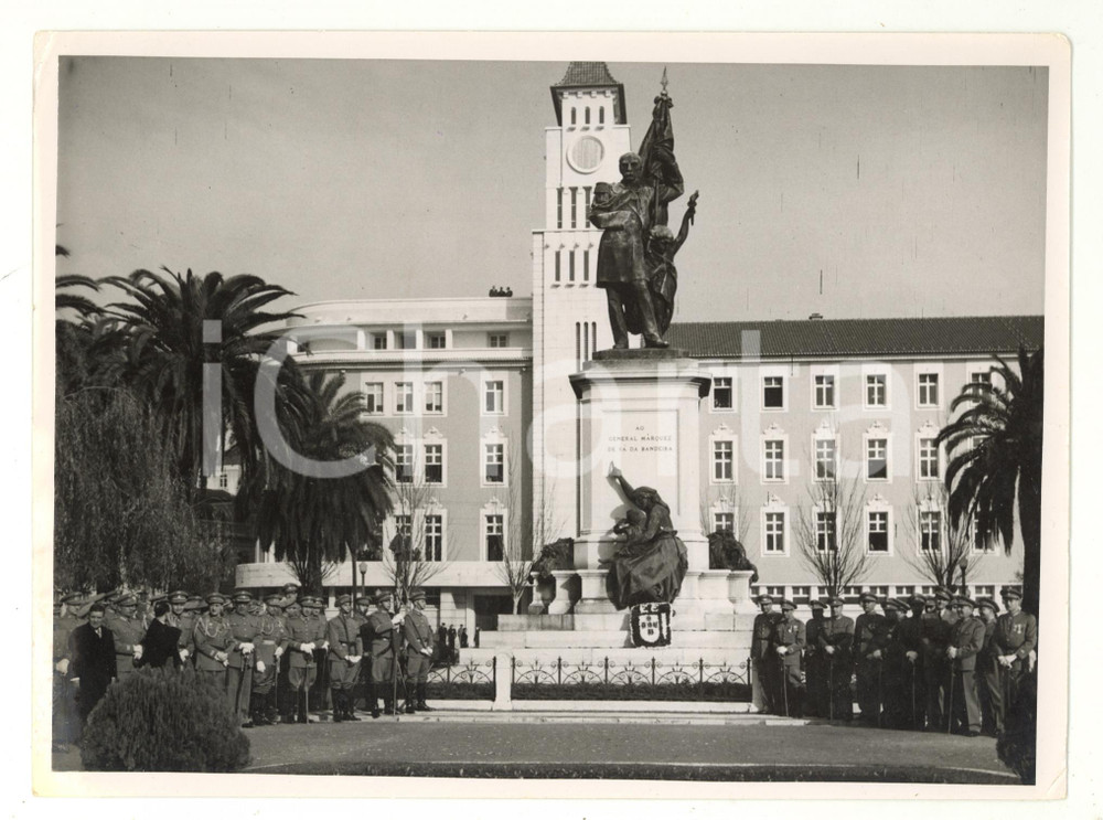 Fotografia d epoca originale 1951 LISBOA Escola do Exercito  ColocaÃ§Ã£o do emblema na base do Monumento Foto 1