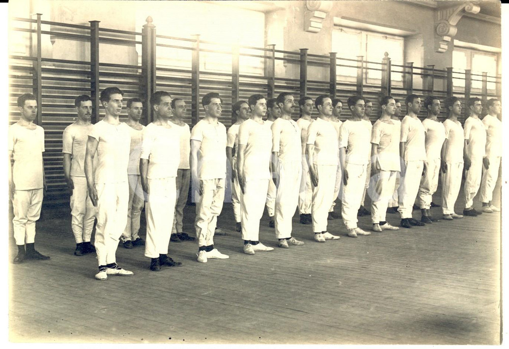 Fotografia d epoca originale 1950 ca LISBOA PORTUGAL Giovani ginnasti in palestra  Fotografia 18x13 1