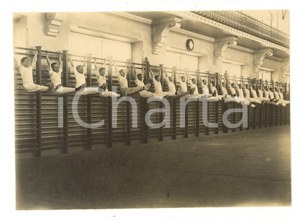 Fotografia d epoca originale 1950 ca LISBOA PORTUGAL Giovani ginnasti alle spalliere  Fotografia 18x13 cm 1