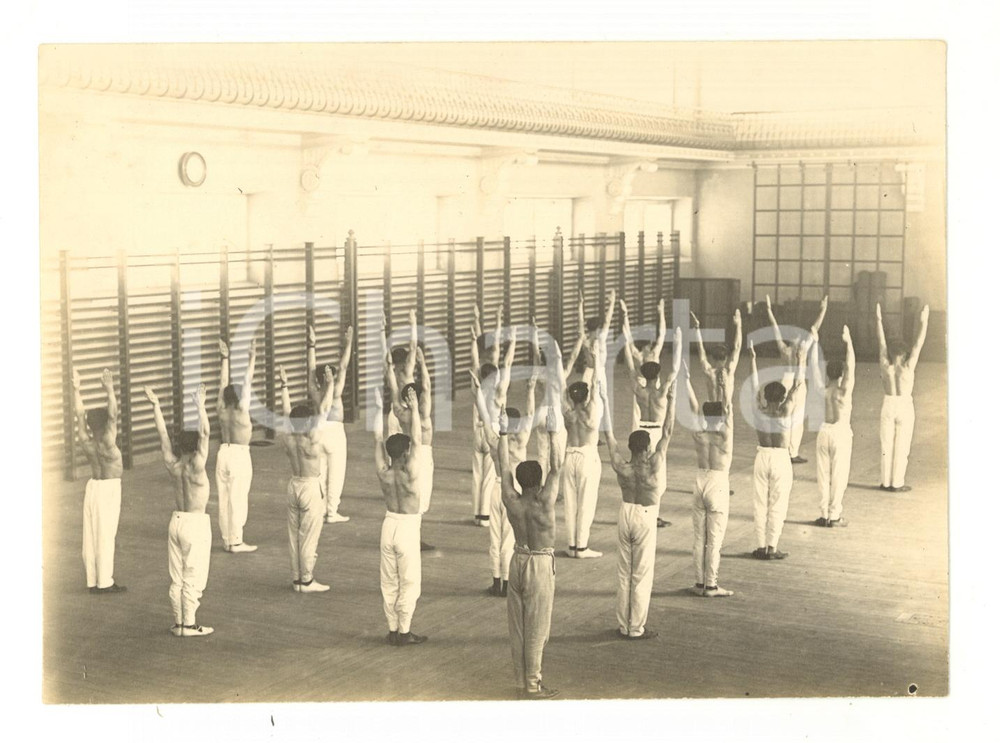 Fotografia d epoca originale 1950 ca LISBOA PORTUGAL Giovani ginnasti in palestra  Esercizi  Foto 18x13 1