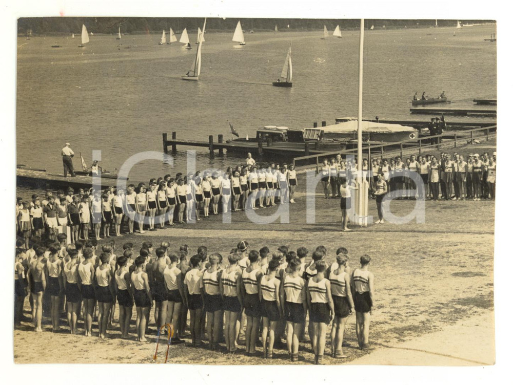 Fotografia d epoca originale 1940 ca GRUNAU / BERLIN REGATTA  Squadre giovanili durante l alzabandiera Foto 1