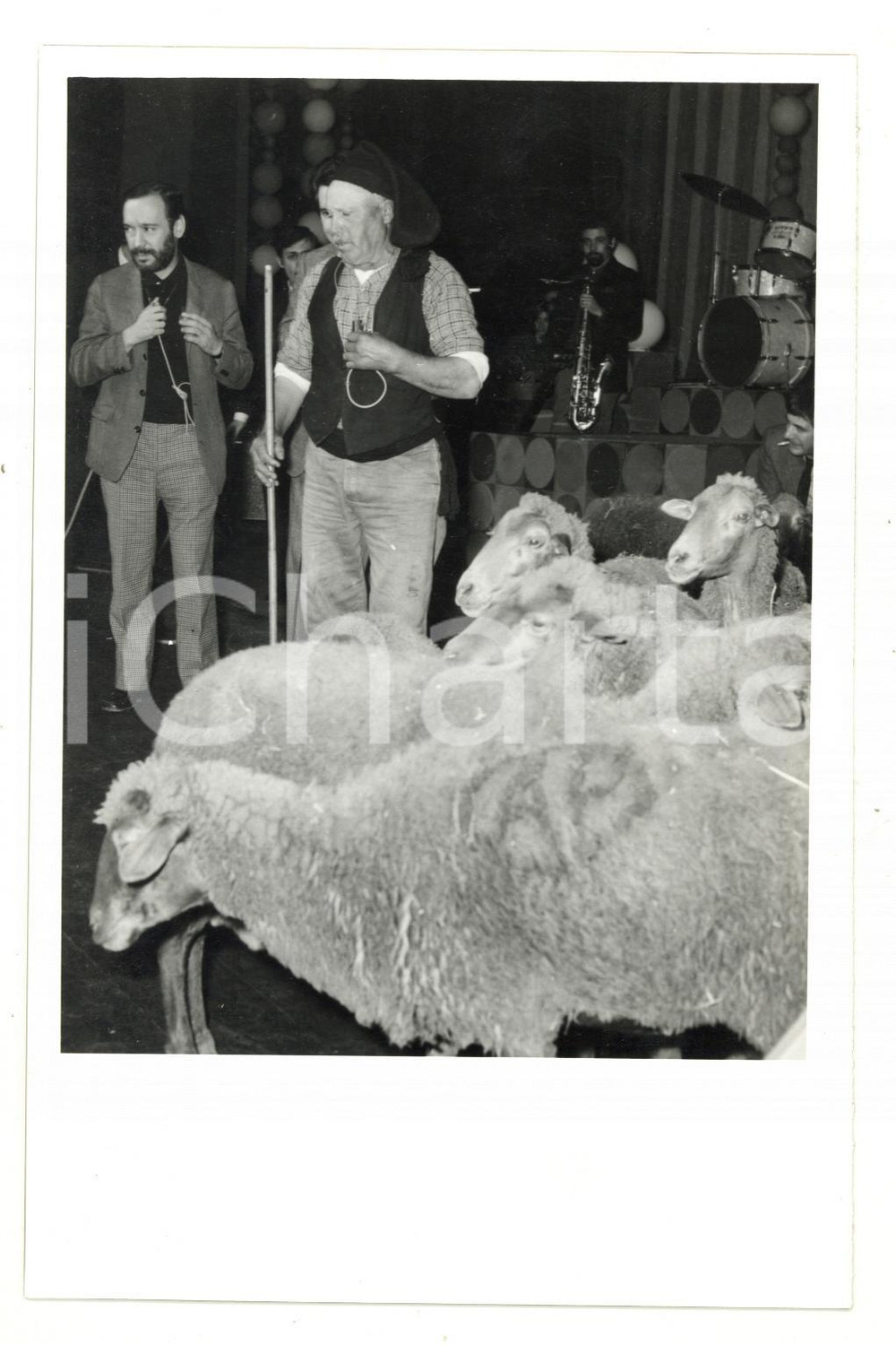 Fotografia d epoca originale 1969 TELEVISÃƒO PORTUGAL  ZIPZIP Il pastore ZE  MANTA in scena Foto COSTUME 1