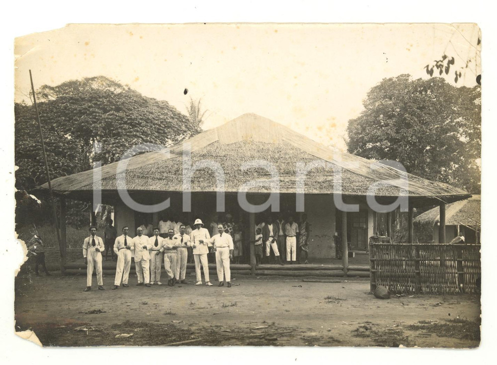 Fotografia d epoca originale 1920 ca CONGO BELGA Ufficiali coloniali in un villaggio Foto 18x13 DANNEGGIATA 1
