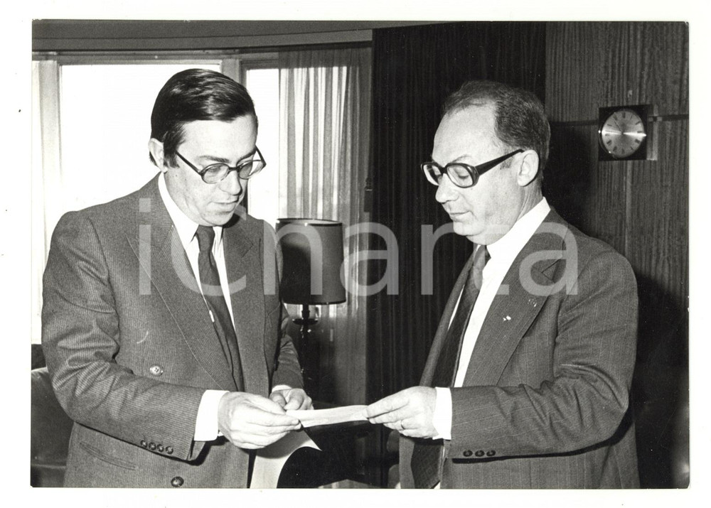 Fotografia d epoca originale 1980 LISBOA JoÃ£o Morais LEITÃƒO consegna assegno per terremoto Azzorre Foto 1