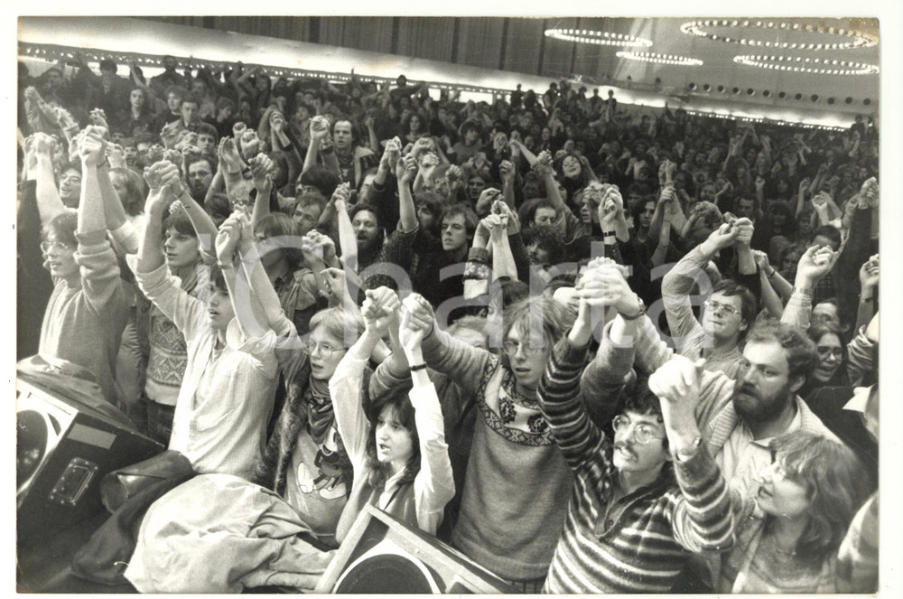 Fotografia d epoca originale 1983 BONN Ecology Party in the Bundestag  Petra KELLY celebrating Photo 1