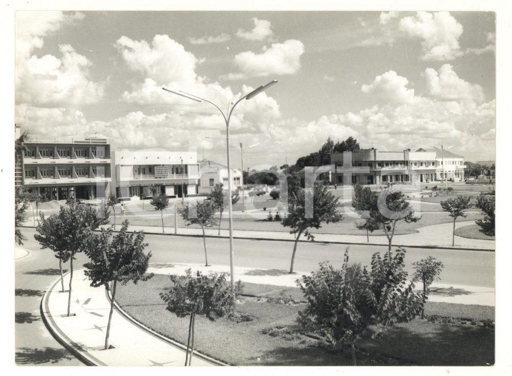 Fotografia d epoca originale 1970 ca HUAMBO / NOVA LISBOA ANGOLA Quartiere residenziale Foto 24x18 cm 1