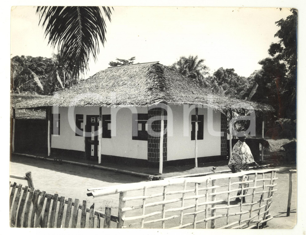 Fotografia d epoca originale 1970 ca CABINDA ANGOLA Un abitazione tradizionale Foto ANIMATA 24x18 1