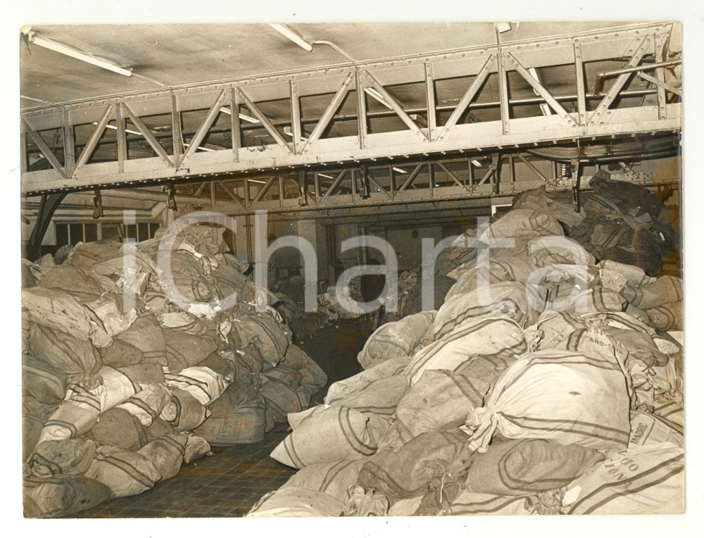 Fotografia d epoca originale 1976 MADRID General Post Office strike  REAL PHOTO cm 24 x 18 1