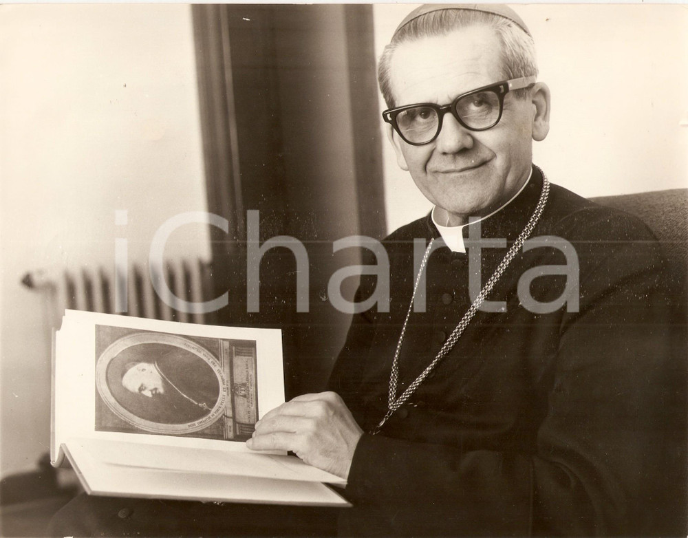 Fotografia d epoca originale 1955 ca VATICANO Cardinale PaulÃ‰mile LÃ‰GER con effigie di GIOVANNI XXIII Foto 1