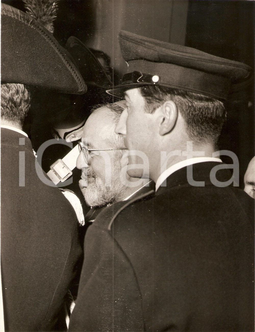 Fotografia d epoca originale 1955 ca ROMA Chiesa del Gesù  Krikor Bedros XV AGHAGIANIAN con carabinieri 1