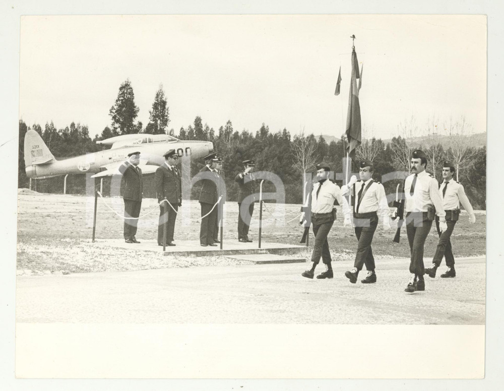 Fotografia d epoca originale 1981 PORTUGAL FORÃ‡A AEREA Ingresso base aerea  Guardia d onore Foto 24x18 1