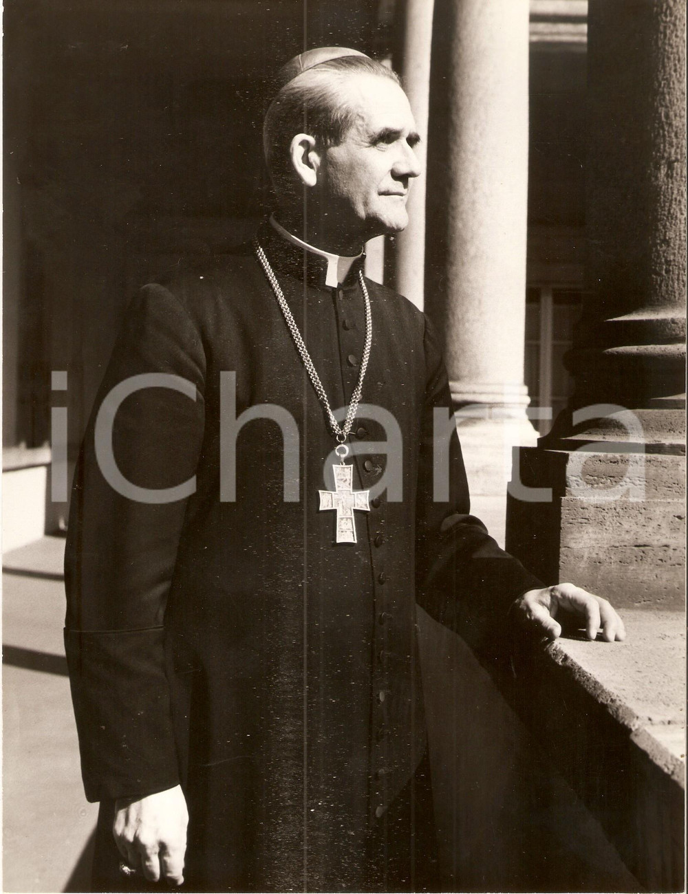 Fotografia d epoca originale 1955 ca VATICANO Cardinale PaulÃ‰mile LÃ‰GER ritratto in un chiostro Foto 21x27 1