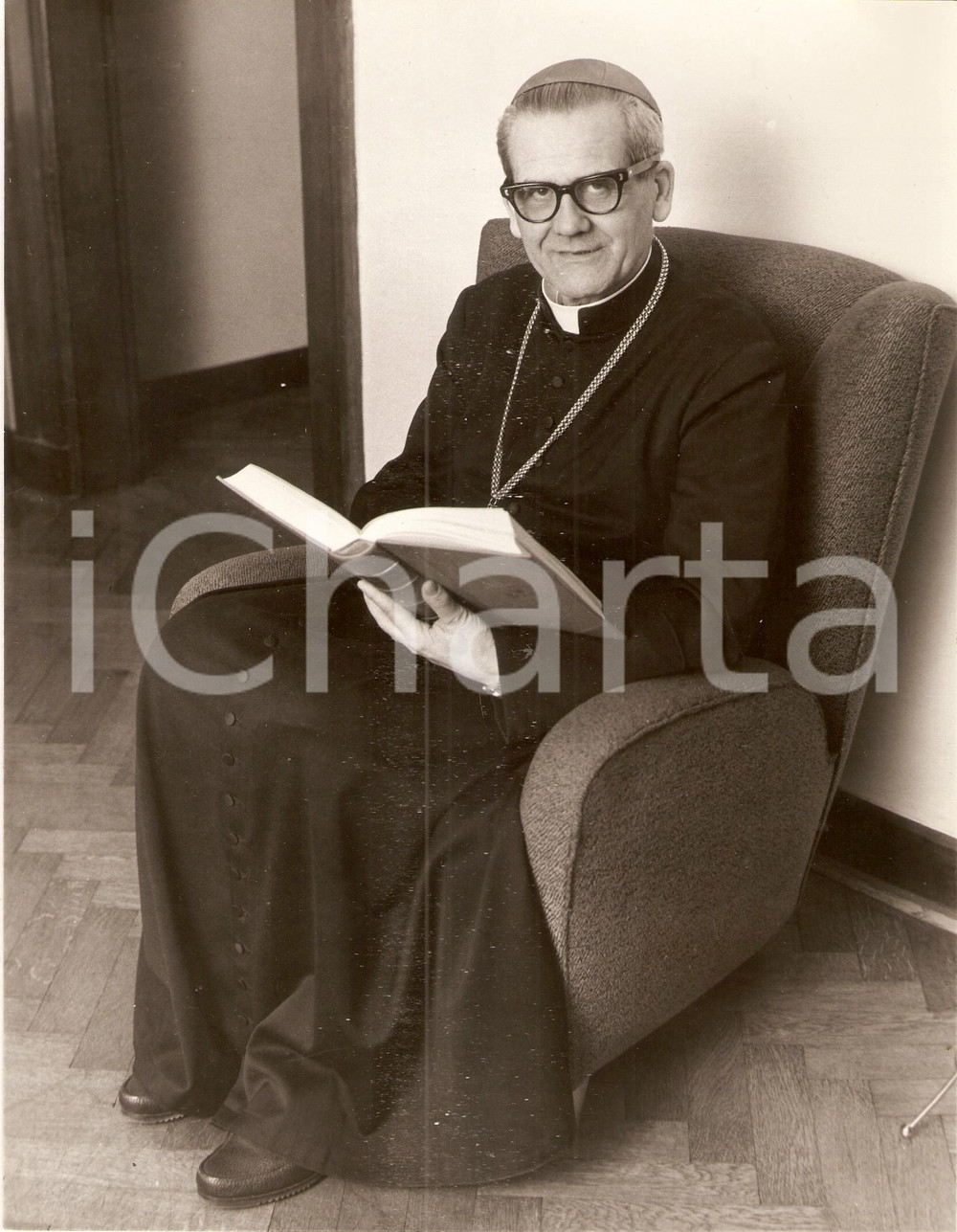 Fotografia d epoca originale 1955 ca VATICANO Cardinale PaulÃ‰mile LÃ‰GER legge la Bibbia in poltrona Foto 1