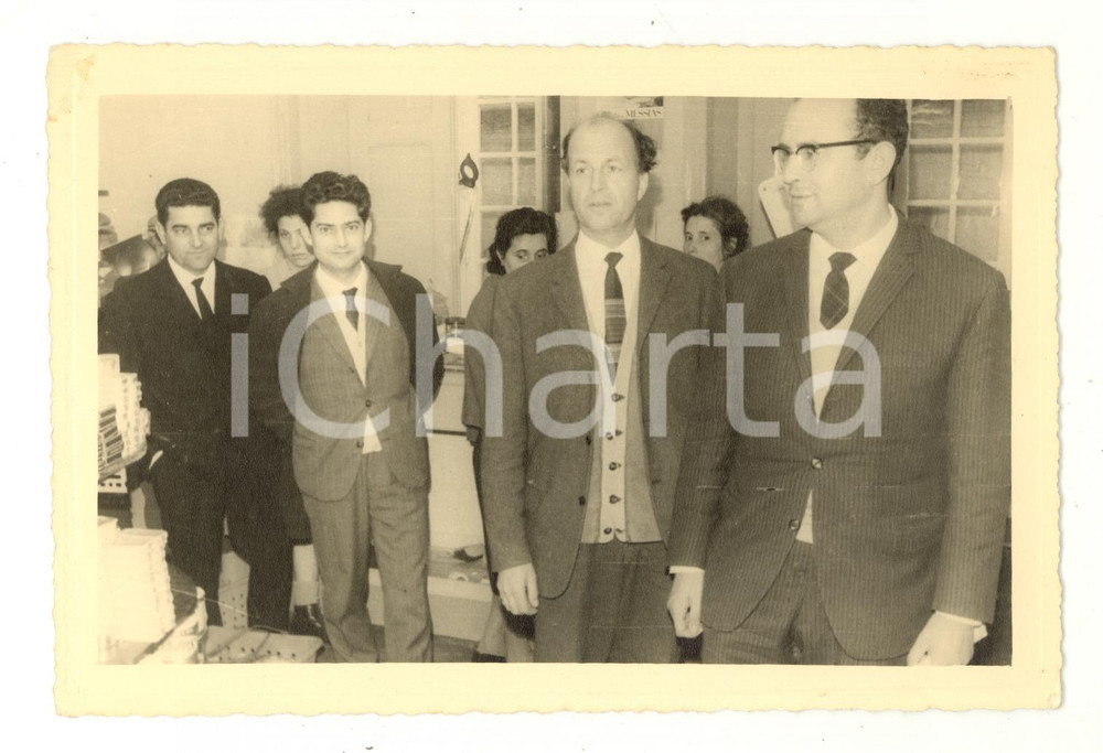 Fotografia d epoca originale 1964 LISBOA PORTUGAL John W. AMES visita cooperativa di consumo Foto 17x11 1