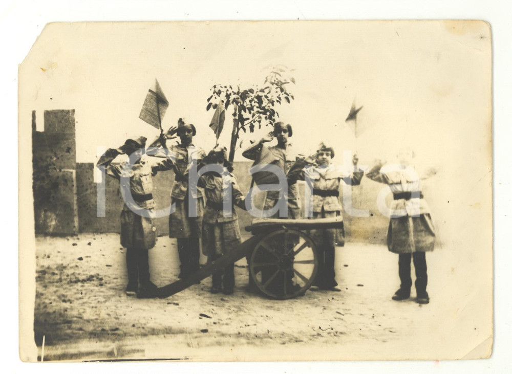Fotografia d epoca originale 1950 ca LISBONA TEATRO Bambine in divisa militare Foto DANNEGGIATA 18x13 1